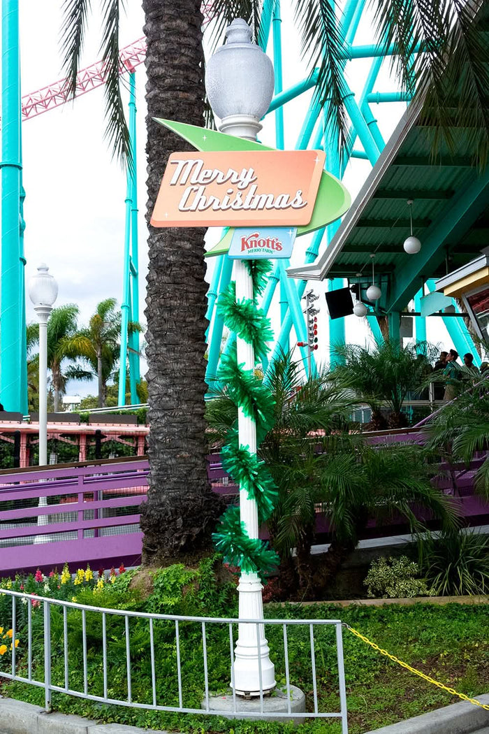 Dekra-Lite Green Vinyl Garland Pole Wrap around Lamppost